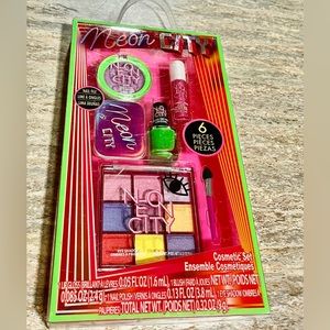 NIB Townley Neon City 6-piece set cosmetic set for girls